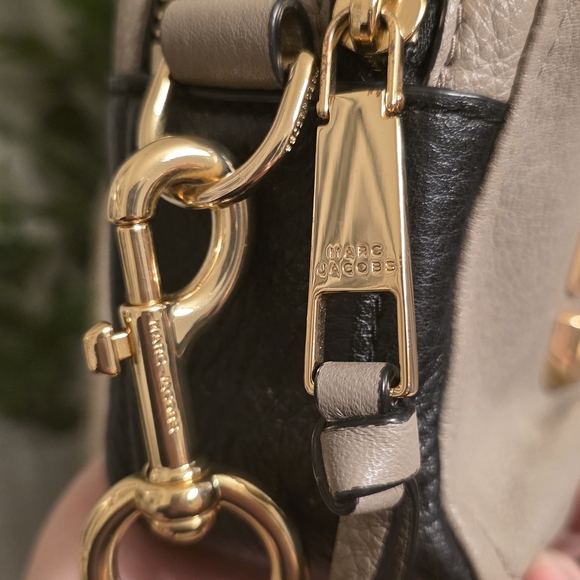 Marc Jacobs Softshot Taupe Black & Gold - Picture 6 of 11